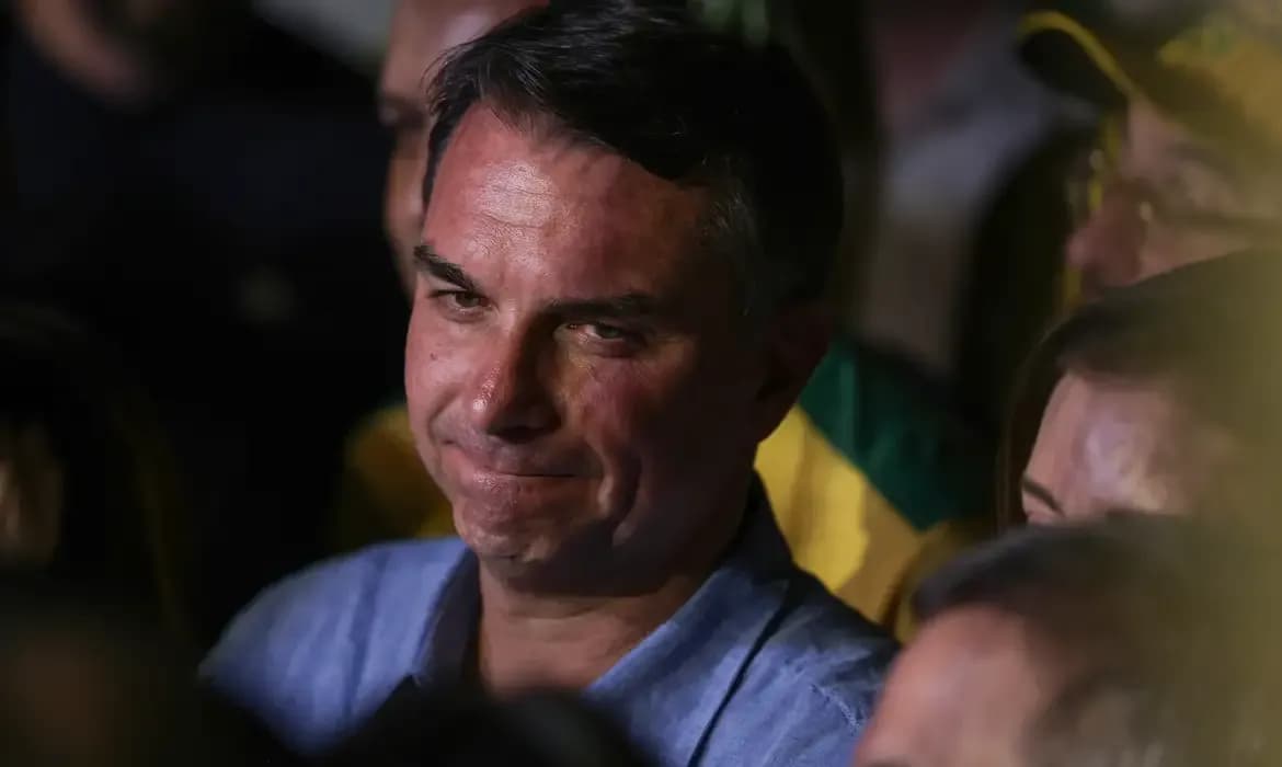 Imprensa internacional repercute fuga de Flávio Bolsonaro do Brasil