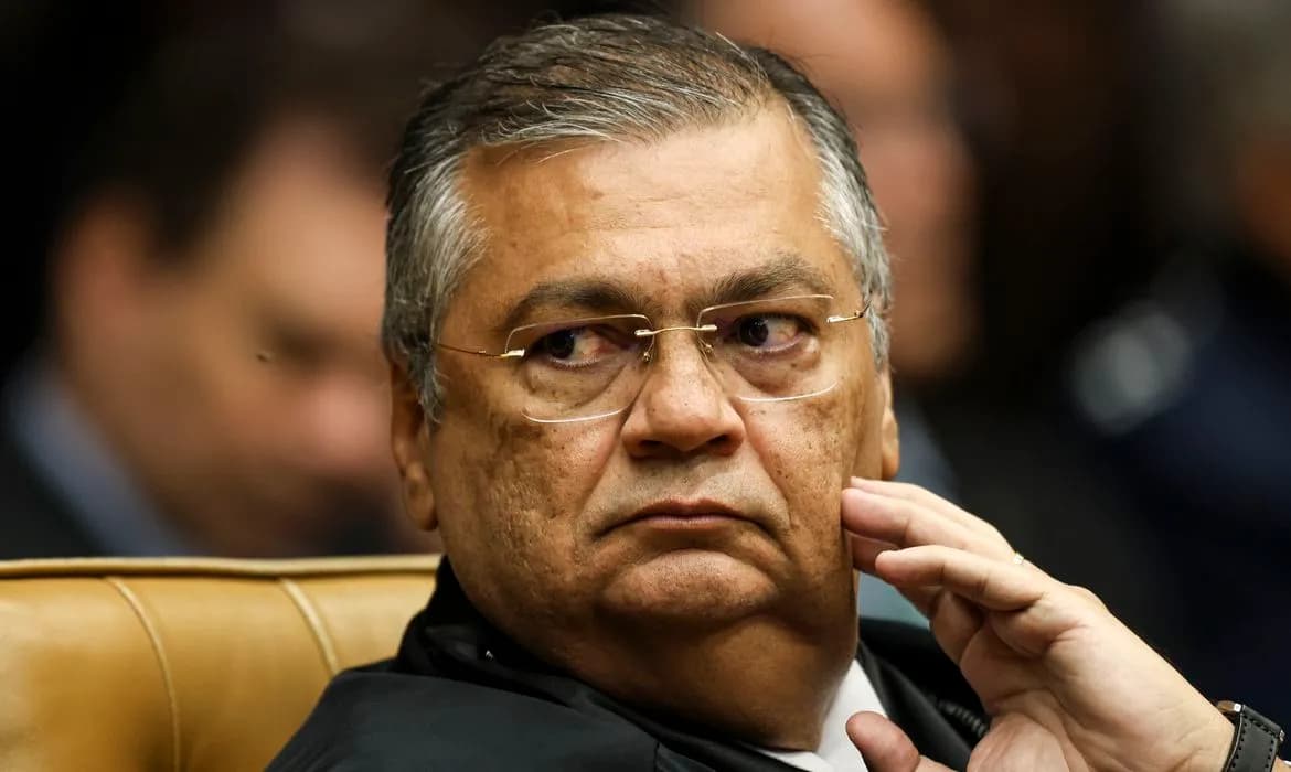 Dino manda PF apurar interferência externa no processo eleitoral