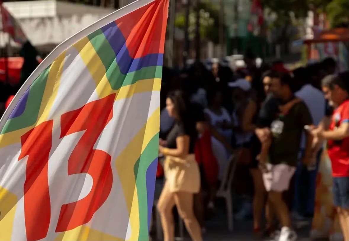 PT Bahia comemora aniversário de Lula com samba no Rio Vermelho