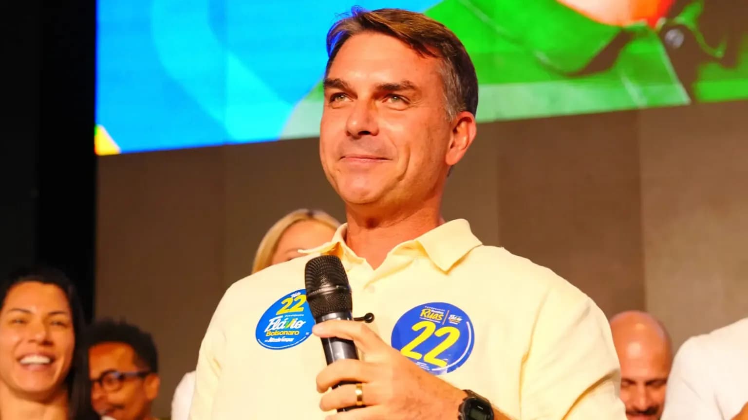 Milei nega que Flávio Bolsonaro entrou na Argentina; PF apura se Flávio teria deixado o Brasil