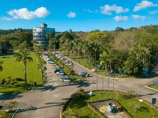 Três estudantes recebem atendimento médico após acidente com termômetro de mercúrio em universidade na Bahia